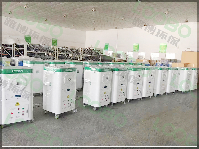 簡單的介紹一下，焊接車間行走的環(huán)保衛(wèi)士，移動式焊接煙塵凈化器